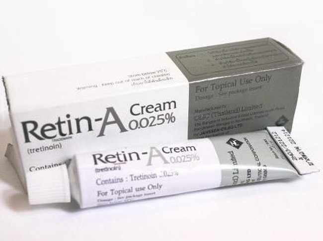 Melaju di 1970-an, ditemukanlah Retin-A, vitamin A topikal (digunakan dengan cara dioles). Retin-A terbukti secara ilmiah menjadi salah satu metode menghilangkan jerawat paling efektif. Bahan aktif ini juga masih digunakan sampai sekarang. Namun pemakaian Retin-A yang terlalu intens bisa menyebabkan kulit kering dan terkelupas. Disarankan memakai Retin-A hanya pada malam hari. Foto: Thinkstock