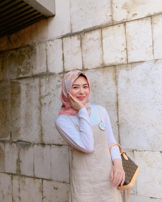 Salah satu hijabers yang terlihat memakai scarf ini adalah Ayana Moon dari Korea. Ayana yang sering tampil feminin tampak cocok mengenakan scarf bernuansa merah muda dari Pelangi Asmara. Foto: Instagram Ayana Moon