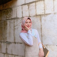 Salah satu hijabers yang terlihat memakai scarf ini adalah Ayana Moon dari Korea. Ayana yang sering tampil feminin tampak cocok mengenakan scarf bernuansa merah muda dari Pelangi Asmara. Foto: Instagram Ayana Moon