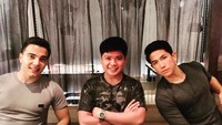 Sushi with the boys, tulis Pangeran Mateen. Siapa paling ganteng hayooo? Foto: Instagram tmski