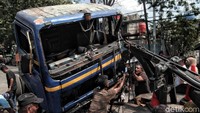 Mobil derek didatangkan untuk mengevakuasi truk.