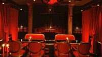 Nama restoran ini Vampire Cafe. Sesuai dengan namanya, suasana dalam kafe juga dibuat konsep seperti rumah vampire yang menyeramkan. Semua didominasi warna merah dan hitam. Foto: vampire cafe Ginza