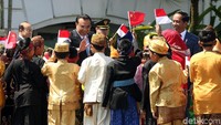 Tiba di Istana Bogor, PM China Li Keqiang langsung disambut ratusan anak yang mengenakan pakaian tradisional.