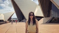 Ini dirinya saat berfoto di depan gedung yang sangat ikonik dengan Sydney, Sydney Opera House . (cocoannne/ Instagram)