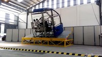 Dalam simulasi uji guling yang dilangsungkan dengan memakai rangka bus. Di mana rangka bus dinaikkan di atas papan dengan ketinggian 80 sentimeter.