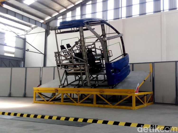 Beginilah! Uji Guling Bus di Karoseri Laksana Ungaran