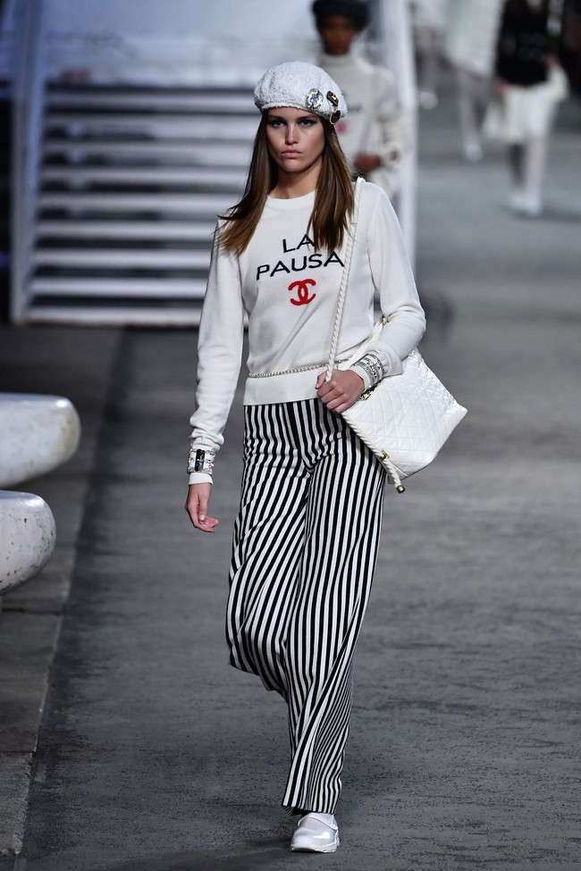 Busana bernuansa nautical mendominasi koleksi rancangan Karl Lagerfeld. Foto: Pascal Le Segretain/Getty Images for Chanel