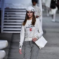 Busana bernuansa nautical mendominasi koleksi rancangan Karl Lagerfeld. Foto: Pascal Le Segretain/Getty Images for Chanel