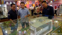 Pengamat properti David Cornelis (kedua kiri) berbincang dengan Project Director Taman Melati Sinduadi PT Adhi Persada Properti Didik Riyanto (dari kiri), Project Director Grand Taman Melati Margonda 2 Elvira Wigati, dan Project Director Kertajaya Rendy Areza Hardian di sela-sela acara Bincang-bincang properti dengan tema Biaya Menjadi Investasi Sisi Lain Fenomena Berpindahnya Mahasiswa dari Rumah Kost ke Apartemen, di Jakarta, Senin (7/5/2018).