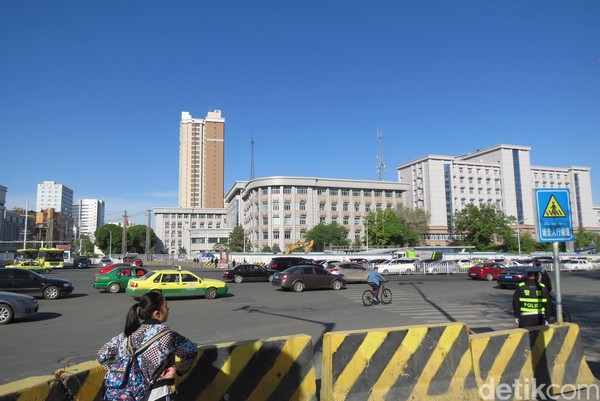 Urumqi adalah Ibukota Xinjiang, China. Kota ini masuk Guinness Book of Records 2008 sebagai Kota di Dunia yang Paling Jauh dari Laut. Laut terdekat jaraknya 2.648 km (Fitraya/detikTravel)
