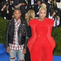 Model Helen Lasichanh, yang juga istri Pharrell Williams, bergaya unik dengan jumpsuit bervolume dari Commes des Garcons. (Foto: Getty Images)