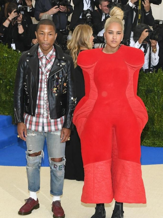 Model Helen Lasichanh, yang juga istri Pharrell Williams, bergaya unik dengan jumpsuit bervolume dari Commes des Garcons. (Foto: Getty Images)