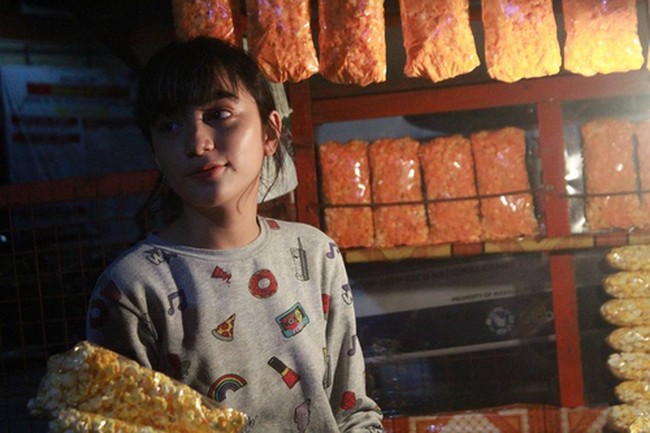 Belum lama ini, penjual popcorn asal Filipina ini jadi sorotan setelah foto canti dirinya tersebar di media sosial. Setelah viral, gadis yang diketahui bernama Louri Caye ini pun mengungkapkan bahwa dirinya bukan penjual popcorn. Kehadirannya di sana hanya untuk membantu seorang anak yang kesulitan menjual dagangannya. Foto: Istimewa