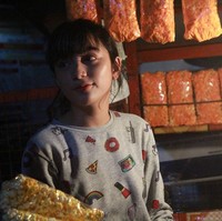 Belum lama ini, penjual popcorn asal Filipina ini jadi sorotan setelah foto canti dirinya tersebar di media sosial. Setelah viral, gadis yang diketahui bernama Louri Caye ini pun mengungkapkan bahwa dirinya bukan penjual popcorn. Kehadirannya di sana hanya untuk membantu seorang anak yang kesulitan menjual dagangannya. Foto: Istimewa