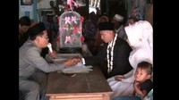 Viral! Burung Lovebird Jadi Maskawin Pernikahan. Di media sosial sedang viral potongan video prosesi ijab-kabul pengantin. Mempelai pria menjadikan burung lovebird sebagai maskawin.Pantauan detikcom, Senin (7/5/2018), video ini viral di sejumlah medsos, seperti Facebook dan Instagram. Terlihat ada pengantin yang sedang menjalani prosesi ijab-kabul. Foto: Video viral ijab kabul dengan mas kawin burung lovebird (istimewa)
