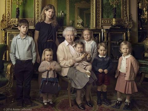 Pangeran George memakai cardigan biru.