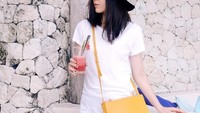 Dengan mengenakan pakaian santai dan topi berwarna hitam, Olivia Jansen terlihat sedang memegang segelas jus semangka yang menyegarkan. Foto: Instagram @oliviajensen
