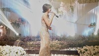 Gisel juga memposting fotonya saat menyanyi di acara pernikahan tersebut. Foto: Instagram Gisel