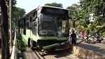 Bus TransJ Dievakuasi Usai Seruduk Pembatas Jalan di Simprug