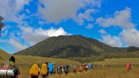 Kalau warga lokal menyebutnya Oro-oro Ombo, yang memiliki arti padang rumput yang luas. Memang savana ini sangat luas, mencapai 100 hektar lho! (Backpacker Indonesia/ Facebook)