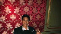 Meskipun saya tidak bisa masak, tulis Pangeran Mateen. Nampak ia mendapat apron bertuliskan MasterChef. Wah, jangan-jangan Pangeran Mateen hanya malu mengaku kalau bisa masak beneran nih! Foto: Instagram tmski