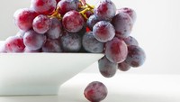 Anggur Merah : Anggur merah mengandung resvetarol, antioksidan yang bisa mencegah kanker. Karena itu red wine juga baik untuk kesehatan.Foto: iStock