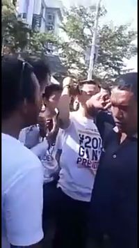 Massa berkaus #2019GantiPresiden di CFD Makassar yang diduga dibubarkan aparat polisi dan Satpol PP