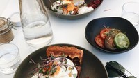 Terlihat seperti menu brunch. Dalam unggahan fotonya terlihat waffle yang disajikan dengan salad dan juga telur. Yummy! Foto: Instagram @oliviajensen