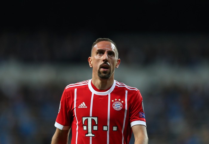 Setelah menikahi seorang wanita Muslim asal Maroko, Franck Ribery sangat mengharamkan minuman beralkohol. Bahkan Ribery selalu menolak memegang bir saat melakukan foto tim untuk salah satu sponsor Bayern, Paulaner. Ribery pernah marah dengan rekan setimnya, Jerome Boateng, karena bek timnas Jerman itu menyiram Ribery dengan bir dalam perayaan gelar Bundesliga Bayern pada 2013. Foto: Catherine Ivill/Getty Images Setelah menikahi seorang wanita Muslim asal Maroko, Franck Ribery sangat mengharamkan minuman beralkohol. Bahkan Ribery selalu menolak memegang bir saat melakukan foto tim untuk salah satu sponsor Bayern, Paulaner. Ribery pernah marah dengan rekan setimnya, Jerome Boateng, karena bek timnas Jerman itu menyiram Ribery dengan bir dalam perayaan gelar Bundesliga Bayern pada 2013. Foto: Catherine Ivill/Getty Images