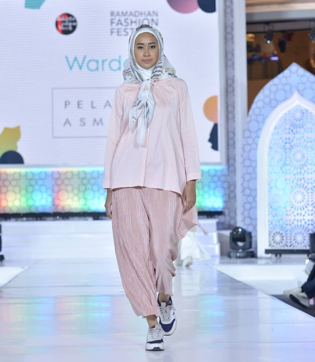 Peluncuran scarf Pelangi Asmara ini disambut meriah oleh para netizen. Di hari peluncurannya, Sabtu (05/05/2018) kemarin banyak motif yang terjual dan baru restock satu minggu ke depan. Foto: Instagram Dandy Hendrata