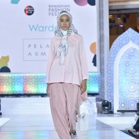 Peluncuran scarf Pelangi Asmara ini disambut meriah oleh para netizen. Di hari peluncurannya, Sabtu (05/05/2018) kemarin banyak motif yang terjual dan baru restock satu minggu ke depan. Foto: Instagram Dandy Hendrata