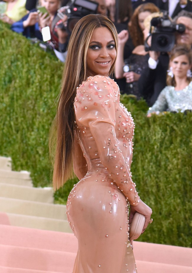 Beyonce dengan tubuhnya yang curvy selalu menjadi idaman wanita. Tubuh seksinya, termasuk bokong, didapatnya bukan dengan jalan operasi. Istri rapper Jay-Z itu selalu rutin berolahraga dan makan sehat.  Foto: Larry Busacca/Getty Images