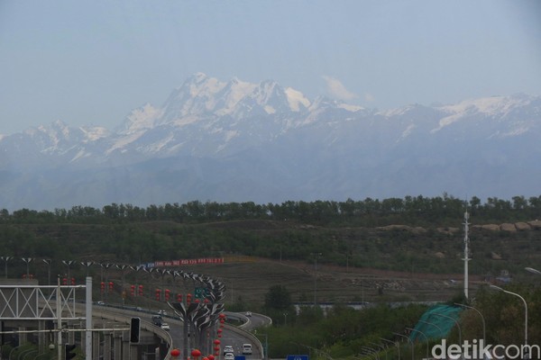Urumqi terletak di kaki Gunung Tianshan dengan puncak salju abadi. Urumqi dalam bahasa Dzungar Oirat berarti padang rumput yang cantik (Fitraya/detikTravel) 