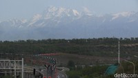 Urumqi terletak di kaki Gunung Tianshan dengan puncak salju abadi. Urumqi dalam bahasa Dzungar Oirat berarti padang rumput yang cantik (Fitraya/detikTravel) 