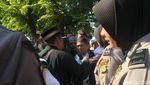 Jelang Putusan, Massa HTI Padati PTUN dan Gelar Doa Bersama