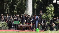 Jokowi dan Li melakukan penanaman pohon.
