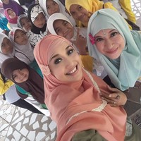 Warna-warna feminin seperti peach dan dusty pink tampaknya menjadi warna favorit Paramitha Rusady. Ia pun senang memakai headpiece sebagai aksesori. Foto: Instagram Paramitha Rusady