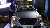 Selain mobil Datsun, SPG ini pun jadi objek foto.