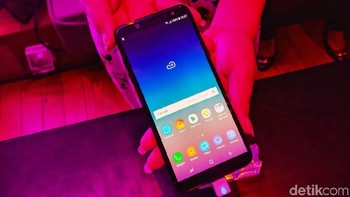 Ponsel ini punya layar Super AMOLED 5,6 inch dengan mengusung infinity display. Foto: detikINET/Adi Fida Rahman