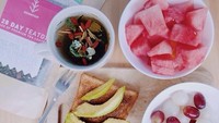 Mengunggah makanan sehat, sepertinya wanita cantik ini sedang melakukan diet. Ada aneka buah yang cocok untuk detox! Foto: Instagram @oliviajensen