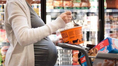 Ide Unik Maternity Photo Shoot: Makan Es Krim di Supermarket