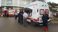 Relawan juga menyediakan bantuan makanan untuk warga yang terkena banjir bandang. Foto: Turkish Red Crescent Ankara via Twitter/@TurkKizilayi