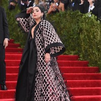Lady Gaga nyentrik dengan gaun megar bergaya kimono dari Balenciaga, juga dirancang oleh Alexander Wang. (Foto: Getty Images)