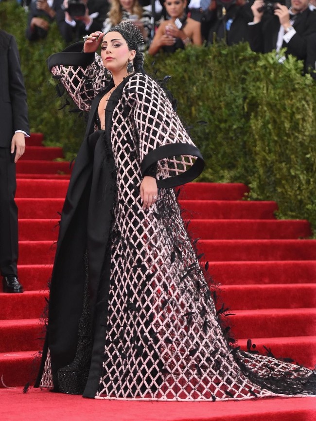 Lady Gaga nyentrik dengan gaun megar bergaya kimono dari Balenciaga, juga dirancang oleh Alexander Wang. (Foto: Getty Images)