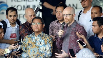 Adalah Vice President Public Facebook Asia Pasific Simon Milner yang bertemu dengan Menteri Komunikasi dan Informatika (Menkominfo) Rudiantara, membahas audit kebocoran data pengguna ini di Gedung Kementerian Kominfo, Jakarta, Senin (7/5/2018).