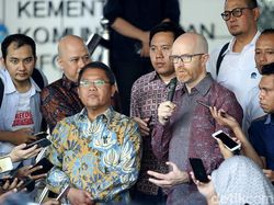 Kenakan Batik, Bos Facebook Temui Menkominfo