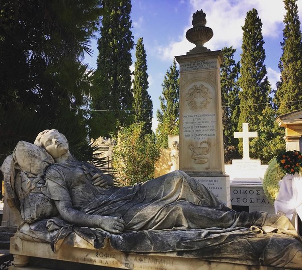 Ada banyak jenis patung yang bisa traveler nikmati di sini. Namun yang paling populer adalah nisan Sleeping Maiden atau I Koimomeni yang dibuat oleh seniman Giannoulis Chalepas tahun 1878 untuk seorang gadis yang meninggal, Sofia Afentaki (mort.safe/Instagram) Ada banyak jenis patung yang bisa traveler nikmati di sini. Namun yang paling populer adalah nisan Sleeping Maiden atau I Koimomeni yang dibuat oleh seniman Giannoulis Chalepas tahun 1878 untuk seorang gadis yang meninggal, Sofia Afentaki (mort.safe/Instagram)