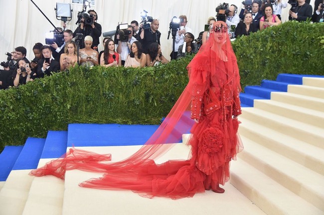 Masih di MET Gala 2017, Katy Perry bikin pangling dengan gaun merah berkerudung panjang dramatis dari Maison Margiela karya John Galliano. (Foto: Getty Images)