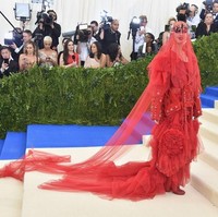 Masih di MET Gala 2017, Katy Perry bikin pangling dengan gaun merah berkerudung panjang dramatis dari Maison Margiela karya John Galliano. (Foto: Getty Images)