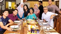 Pesinetron berusia 37 tahun ini, juga akrab dengan rekan sesama artis terutama di lokasi syuting. Di sela-sela waktu syuting, ia sering sarapan bersama. Foto: Instagram @dude2harlino